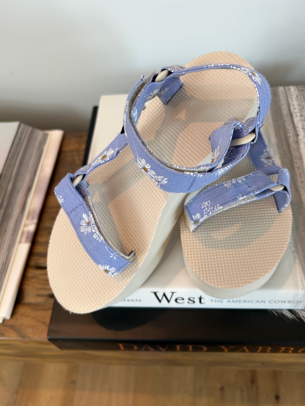 Teva Flatform Gloriosa Universal Perwinkle Daisies Platform Sandals EUC - Picture 3 of 12